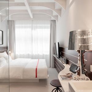 Zimmer mit Kingsize-Bett