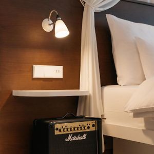 Zimmer mit Kingsize-Bett