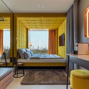 Zimmer mit Queensize-Bett im oberen Stock