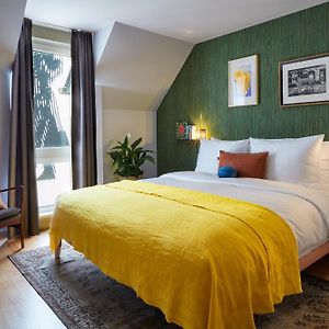 Mittelgroßes Zimmer mit Kingsize-Bett