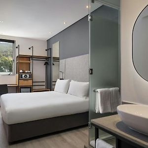 Großes Zimmer mit Kingsize-Bett