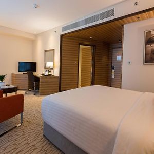 Zimmer mit Kingsize-Bett
