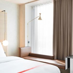 Zimmer mit Kingsize-Bett