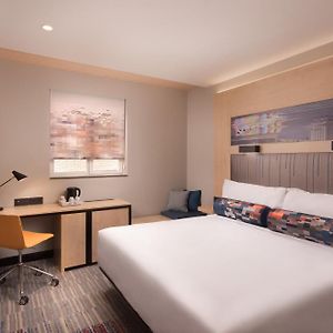 Zimmer mit Kingsize-Bett