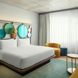Zimmer mit Kingsize-Bett
