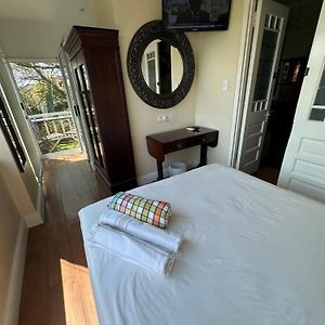 Zimmer mit Kingsize-Bett