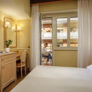 Zimmer mit Kingsize-Bett
