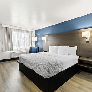Zimmer mit Zugang für Rollstuhlfahrer mit Kingsize-Bett
