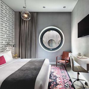 Zimmer mit Kingsize-Bett