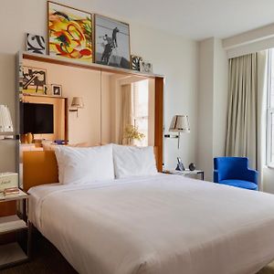 Zimmer mit Kingsize-Bett