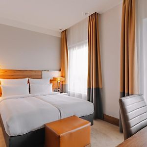 Mittelgroßes Zimmer mit Kingsize-Bett