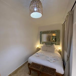 Zimmer mit Kingsize-Bett im Nebengebäude