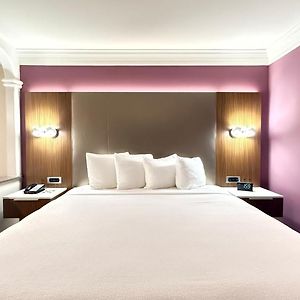 Zimmer mit Kingsize-Bett