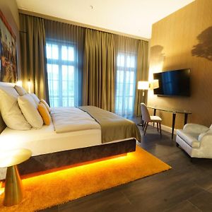 Zimmer mit Kingsize-Bett