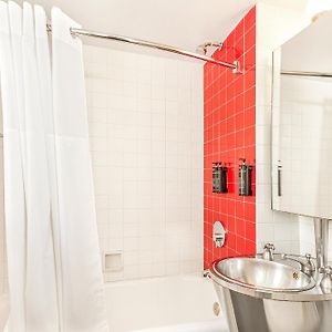 Standard Zimmer mit Kingsize-Bett