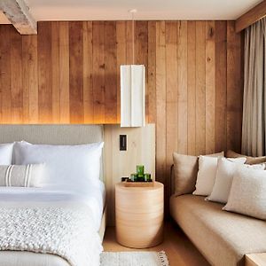 Zimmer mit Kingsize-Bett