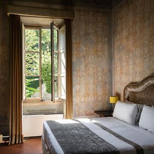 Mittelgroßes Zimmer mit Kingsize-Bett