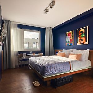 Mittelgroßes Zimmer mit Kingsize-Bett