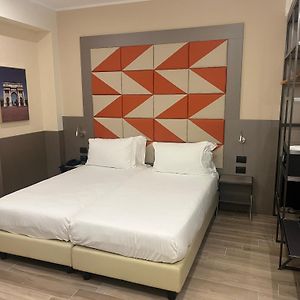 Zimmer mit Kingsize-Bett