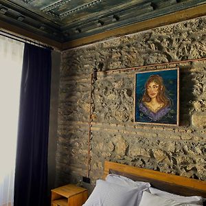 Zimmer mit Kingsize-Bett