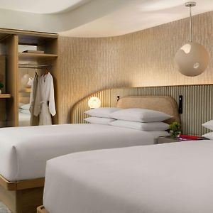 Zimmer mit Queensize-Bett für Gäste mit Behinderungen