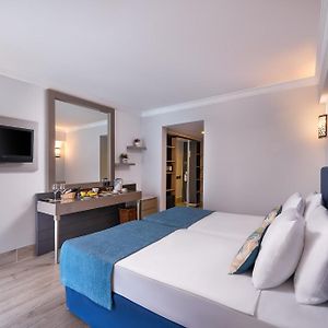 Zimmer mit Kingsize-Bett