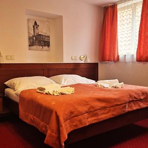 Zimmer mit Kingsize-Bett im Dachgeschoss
