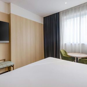 Zimmer mit Kingsize-Bett