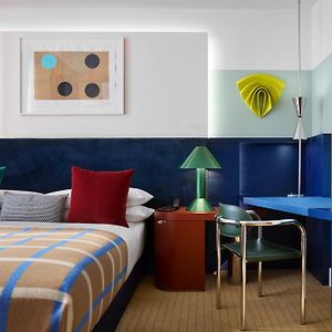 Zimmer mit Kingsize-Bett