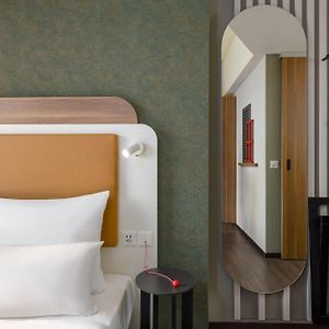 Comfort Zimmer mit Zugang für Rollstuhlfahrer mit Queensize-Bett