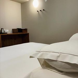 Kleines Zimmer mit Kingsize-Bett