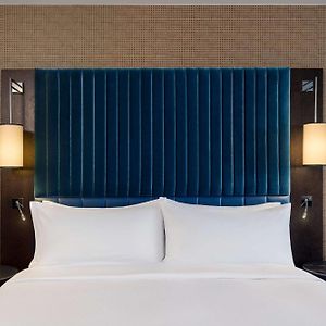 Zimmer mit Kingsize-Bett