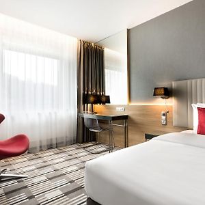 Zimmer mit Kingsize-Bett