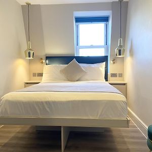 Zimmer mit Kingsize-Bett