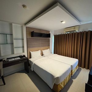 Großes Zimmer mit zwei Einzelbetten