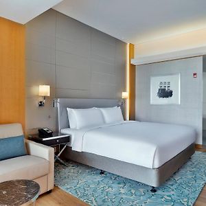 Zimmer mit Zugang für Rollstuhlfahrer mit Kingsize-Bett