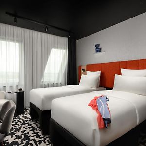 Zimmer mit Kingsize-Bett
