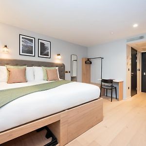 Zimmer mit Kingsize-Bett