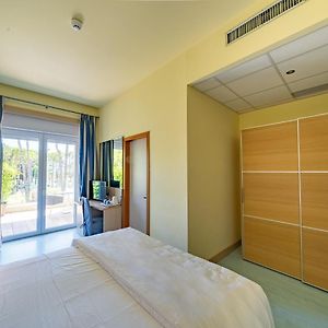 Zimmer mit Kingsize-Bett