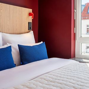Kleines Zimmer mit Kingsize-Bett