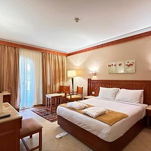 Zimmer mit Kingsize-Bett