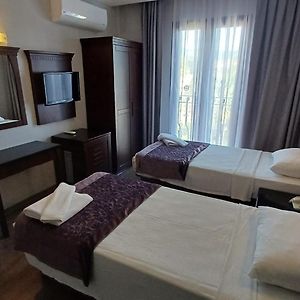 Zimmer mit Kingsize-Bett