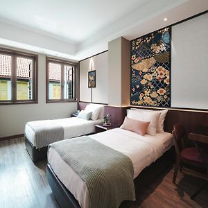 Großes Zimmer mit zwei Einzelbetten