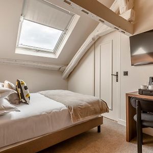 Zimmer mit Kingsize-Bett