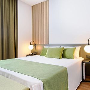 Zimmer mit Queensize-Bett für Gäste mit Behinderungen