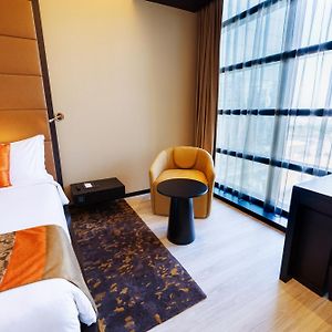 Zimmer mit Zugang für Rollstuhlfahrer mit Kingsize-Bett