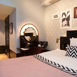 Großes Zimmer mit zwei Einzelbetten