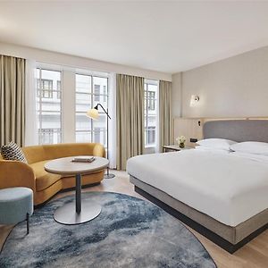 Zimmer mit Kingsize-Bett