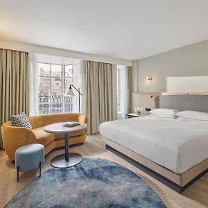 Zimmer mit Kingsize-Bett