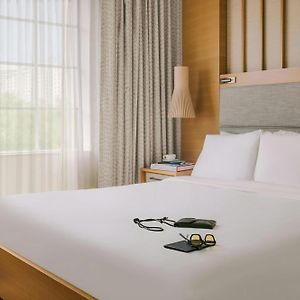 Zimmer mit Kingsize-Bett